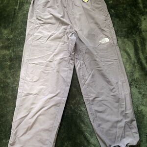 Woman’s The North Face Outerwear pants. Adjustable leg closure